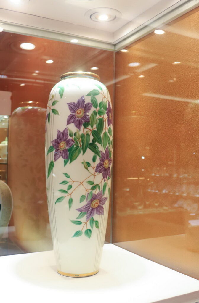 Noritake鐵線蓮花瓶46cm_售價638,000元。