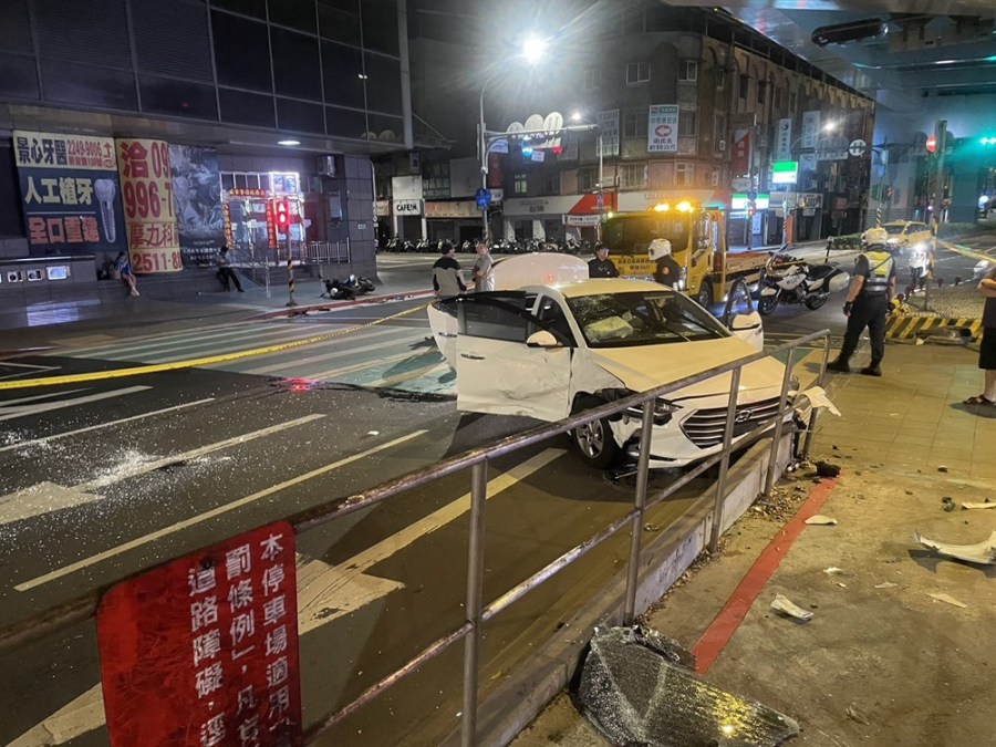 心虛拒檢闖紅燈撞機車 45歲詐欺通緝犯還藏毒品 249 cnews204240614a07