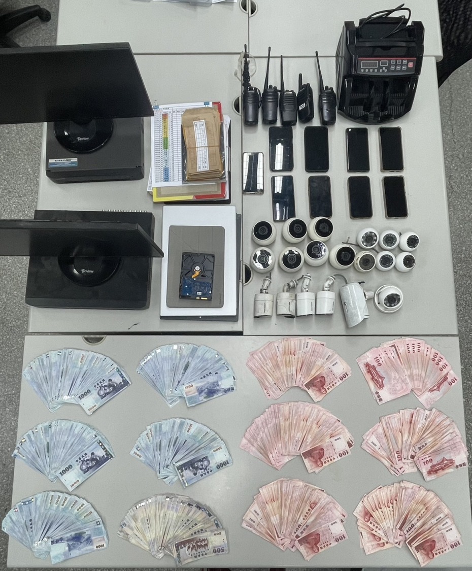 警方當場查扣不法所得及相關證物。(記者薛秀蓮翻攝)