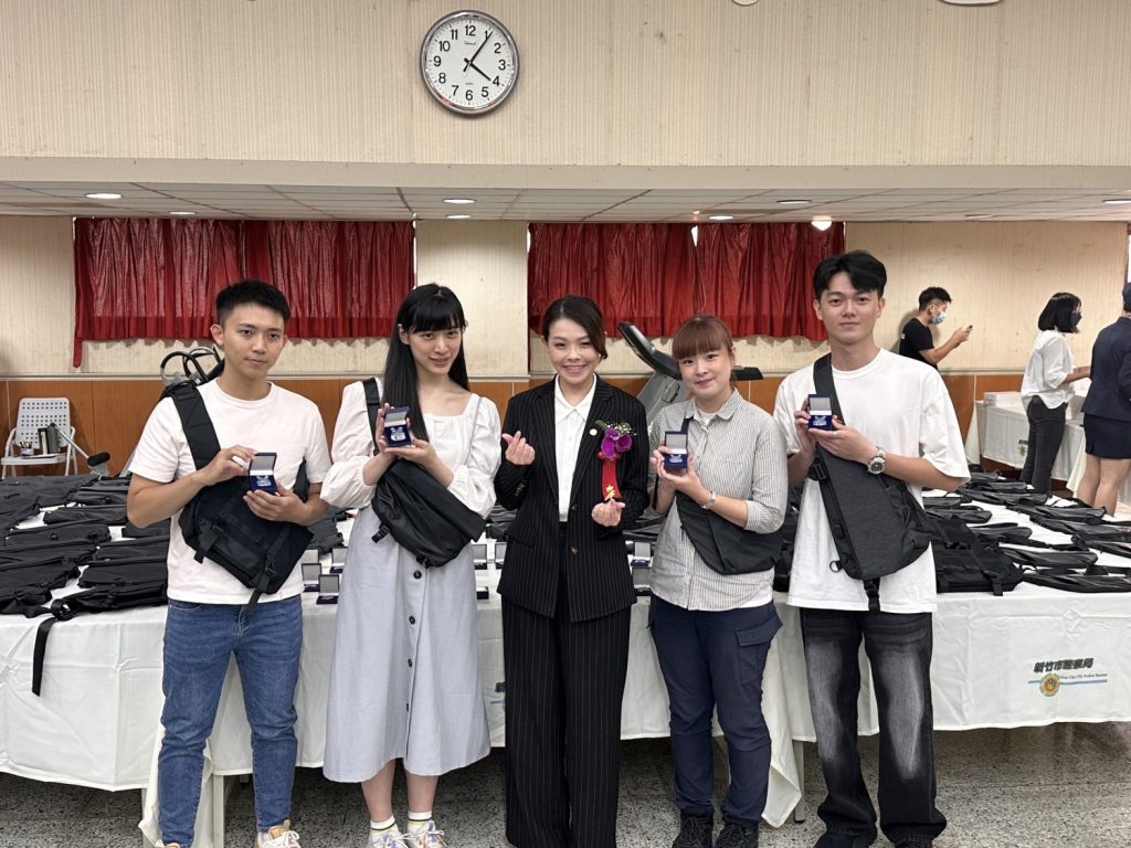 新竹市警友會特別設計四款市面上買不到的輕旅行背包，命名為「青春活力包」送給每一位警察同仁。（圖/記者林照東攝）