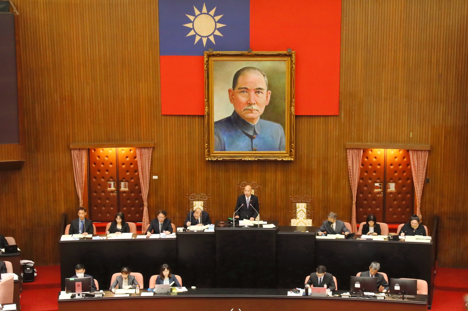 立法院長韓國瑜主持院會,在報告事項議程無異議通過多件民進黨提案。(記者包克明 攝)