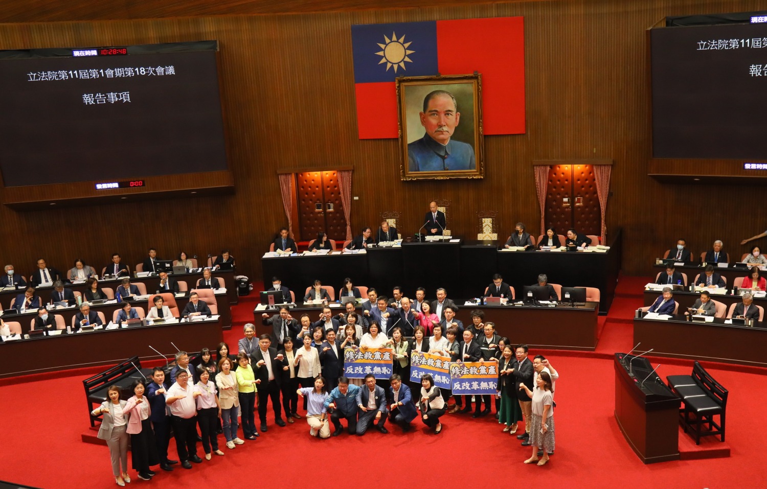 表決未通過民進黨團提案,民進黨團無視議程仍在進行,隨即聚集會場舉牌表達抗議。(記者包克明 攝)