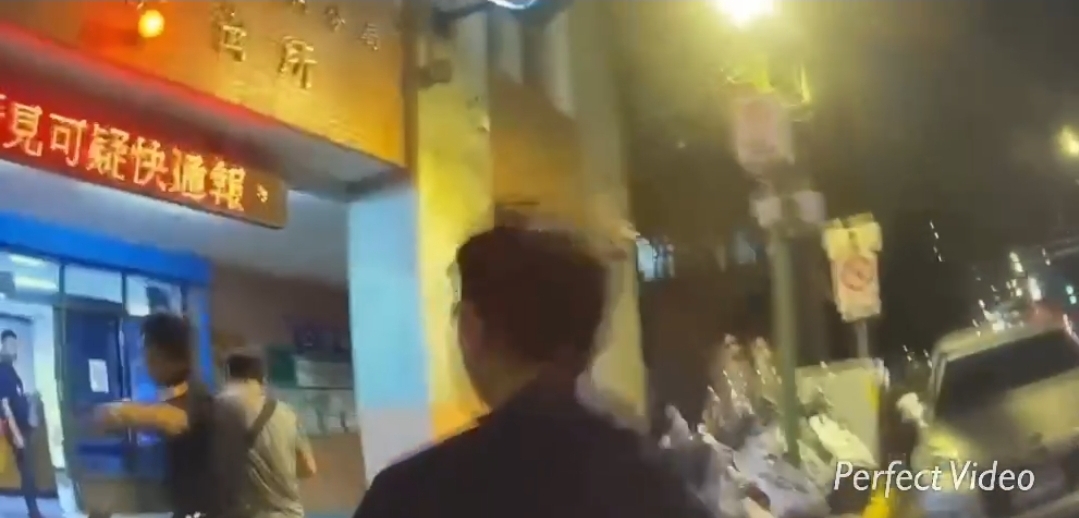 鄭姓男子(50歲)汽油瓶在建成派出所門前,意圖潑灑引燃,所幸巡邏員警機警即時發現,迅速將其制伏。(記者黃荷琇 翻攝)
