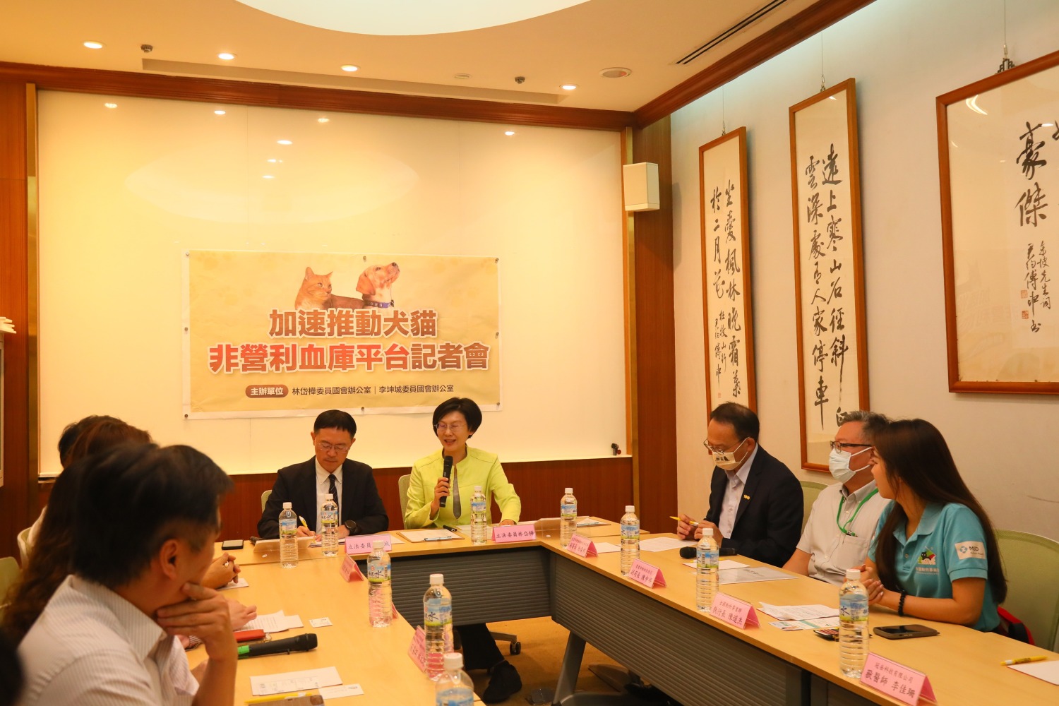「加速推動犬貓非營利血庫台」記者會,集結獸醫師等產官學及NGO代表,一同為毛小孩請命。(記者包克明 攝)