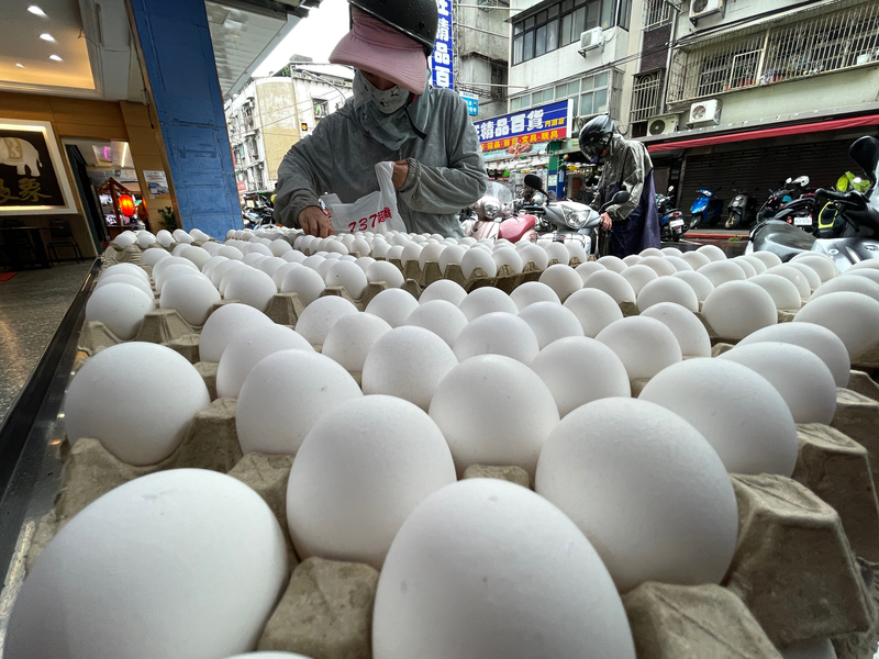 近日雞蛋產地價再降新台幣3元,因應蛋價調整,量販、超市雞蛋紛紛降價。圖為台北市民眾14日在商店購買散裝雞蛋。 圖/中央社
