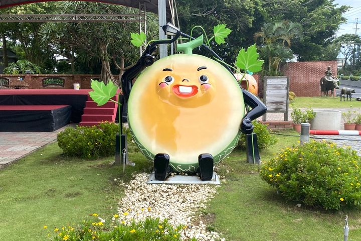 園區內裝置藝術的哈蜜瓜公仔，造型相當俏皮。　圖：新竹縣政府／提供