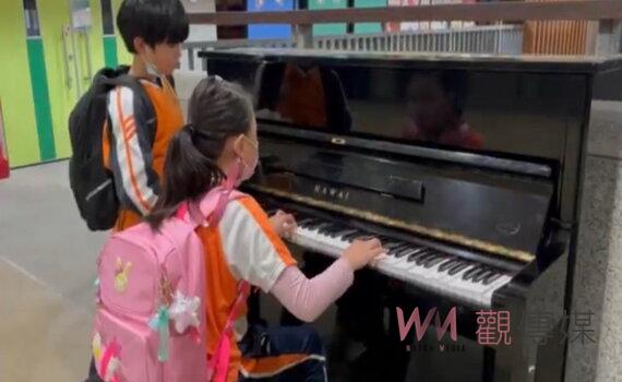 桃園青埔國小拾光廊道鋼琴家 學生獻琴藝校園洋溢琴音