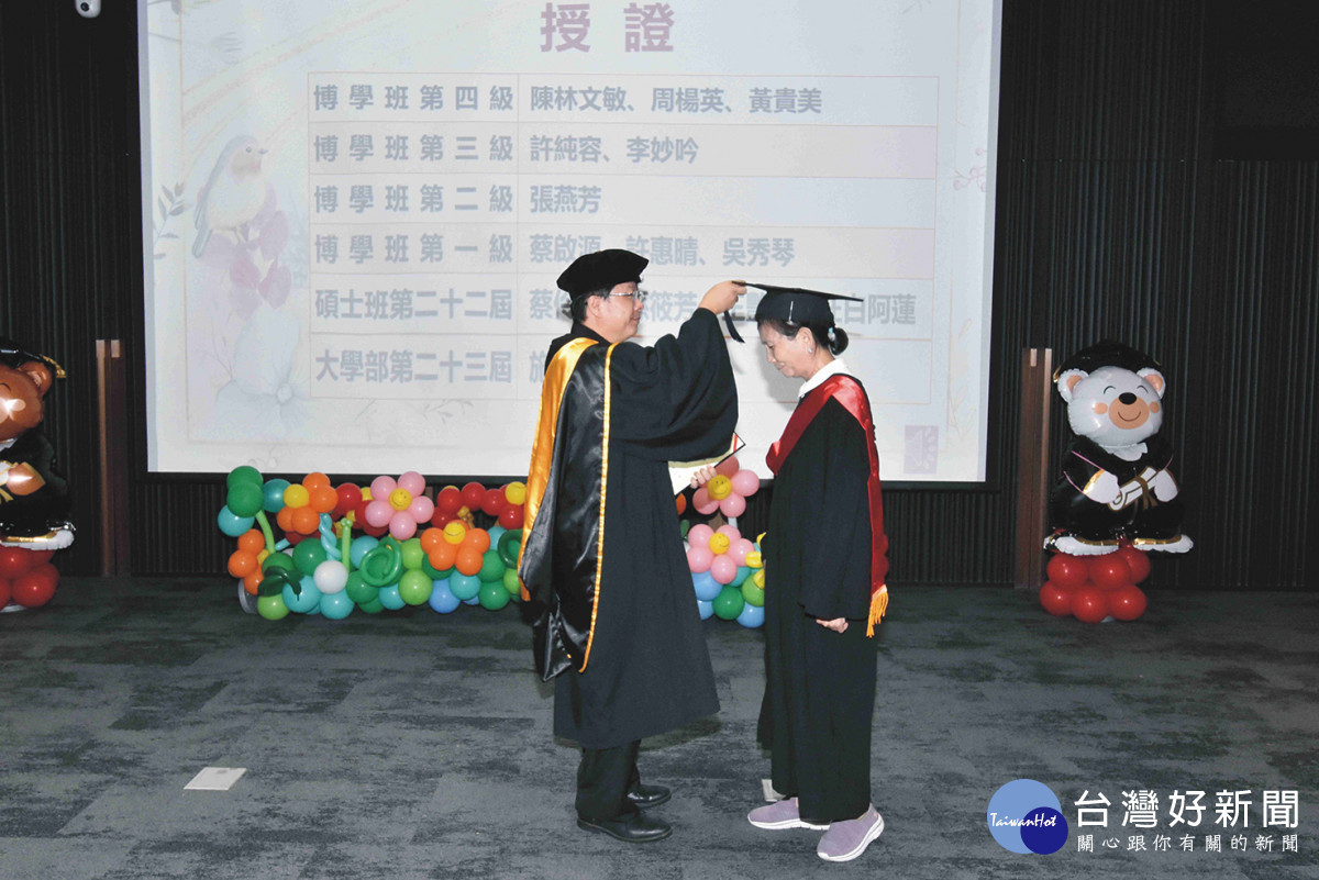 松年大學總校校長阮介民牧師(左),為畢業生撥穗並予以祝福。