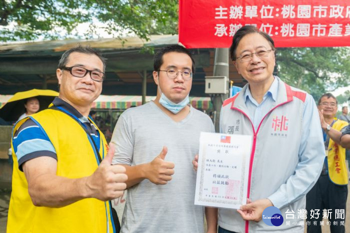 張市長頒發獎狀。<br /><br />