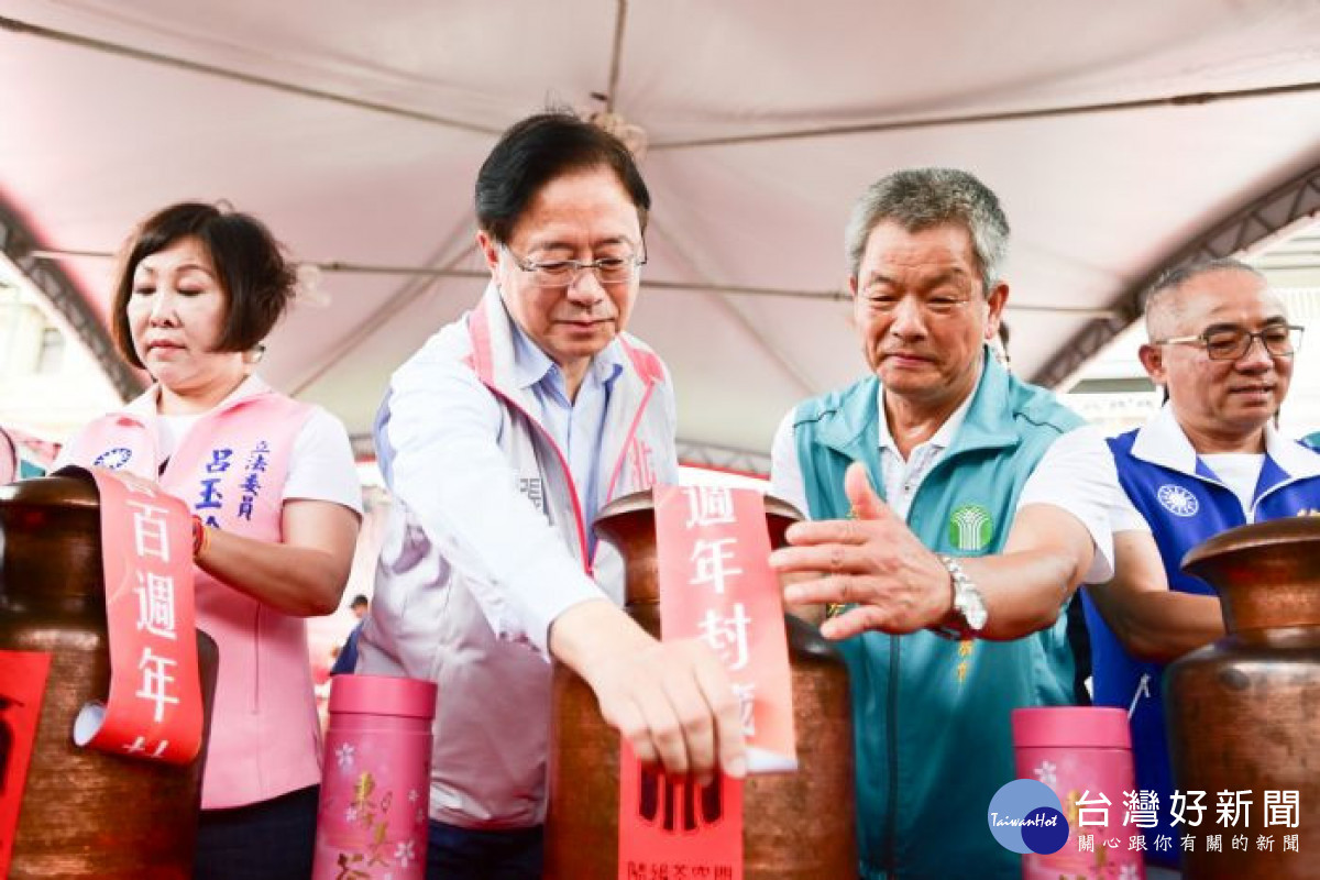 張市長等人進行封茶。<br /><br /> <br /><br />
