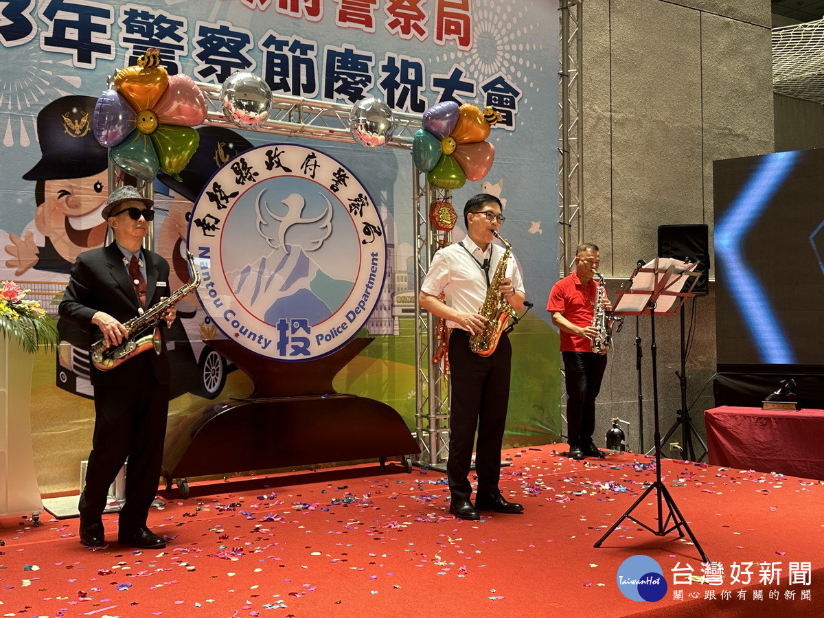 吳局長與同仁演奏薩克斯風同樂。（記者扶小萍攝）