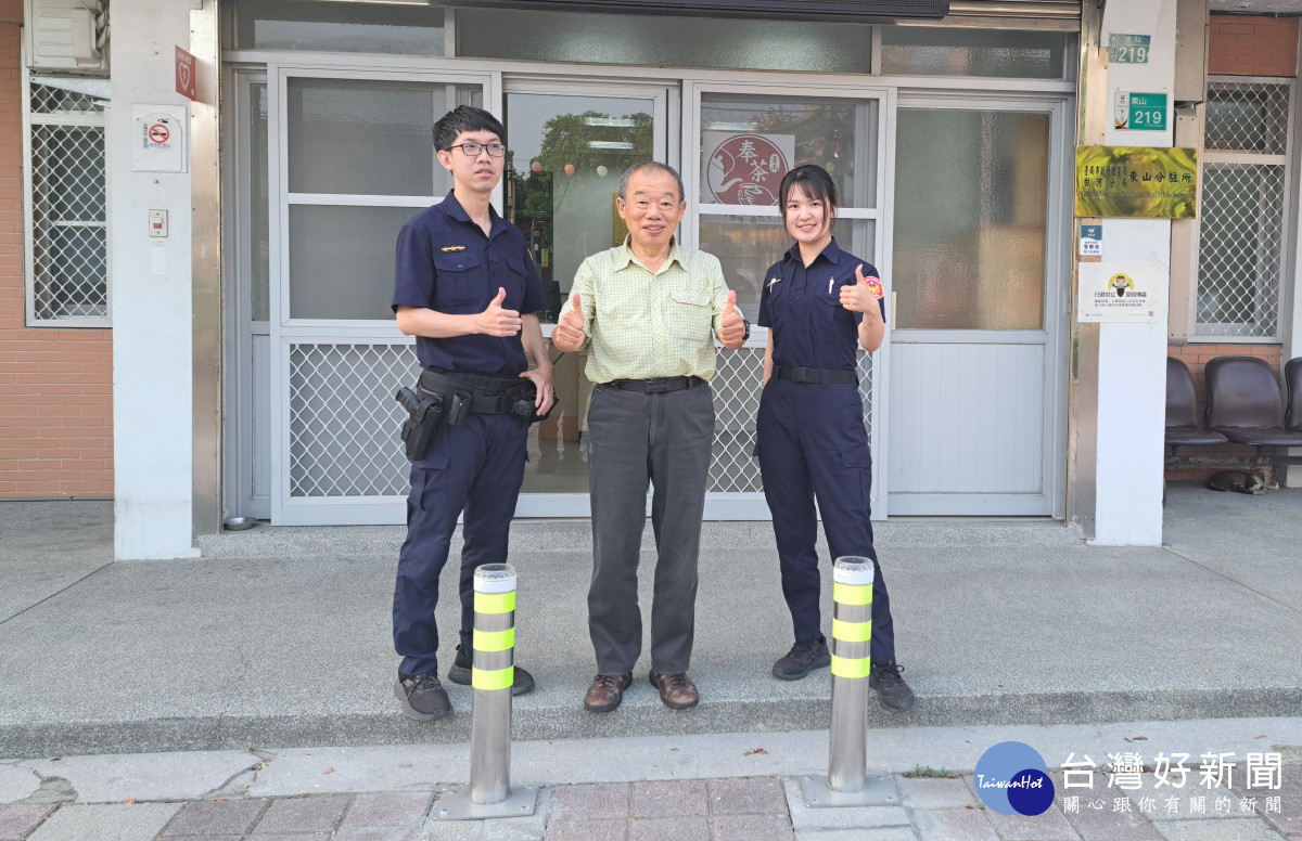 白河警友辦事處副主任李坤寶捐助30萬,協助白河分局裝設不銹鋼實心防撞柱/陳致愷翻攝