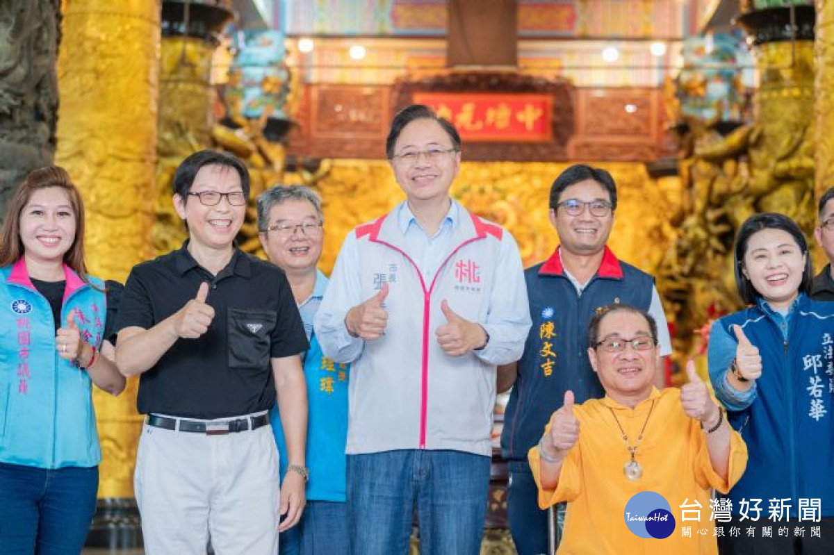 張市長參拜護國宮後合影。<br /><br />