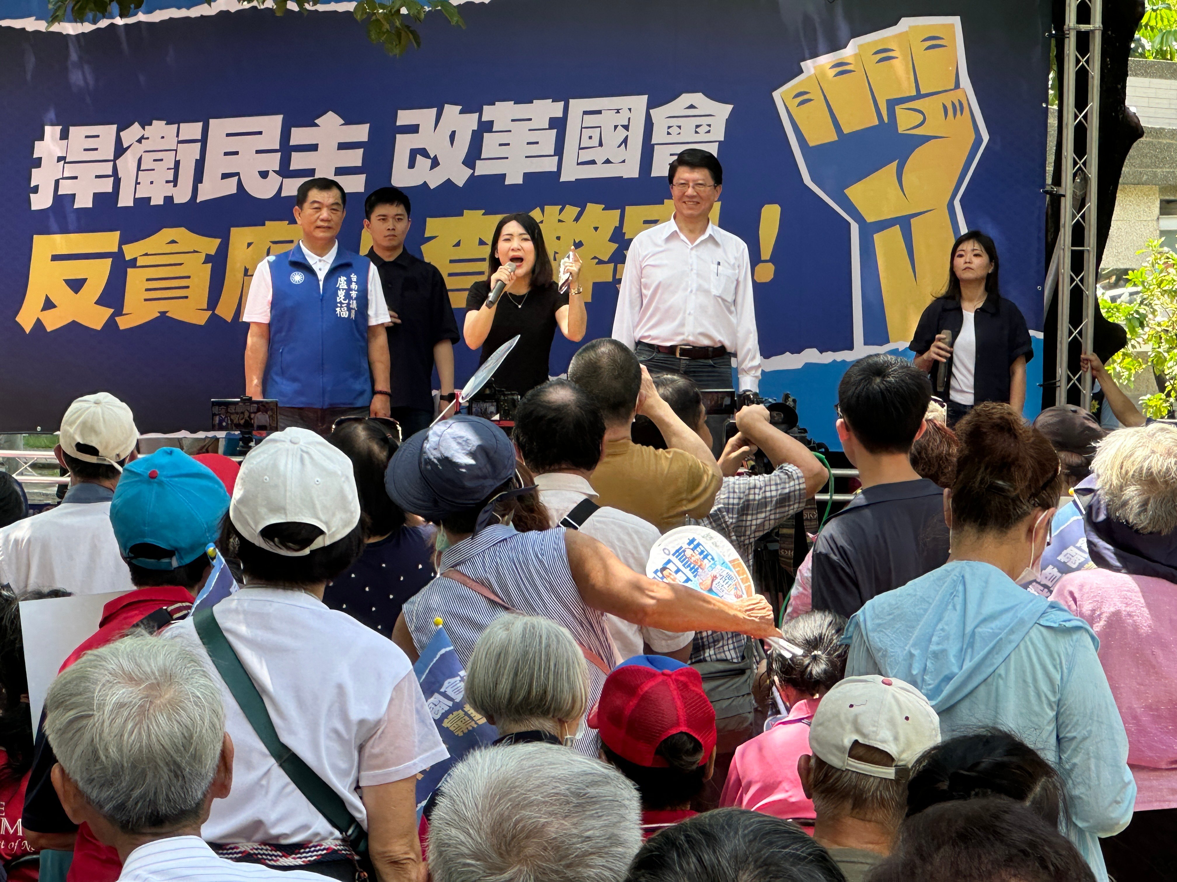 國民黨15日在台南辦宣講活動,徐巧芯在台上開講時表示,她是民進黨內仇恨值最高的政治人物,面對接下來可能的罷免,自己不畏懼。辛啓松攝