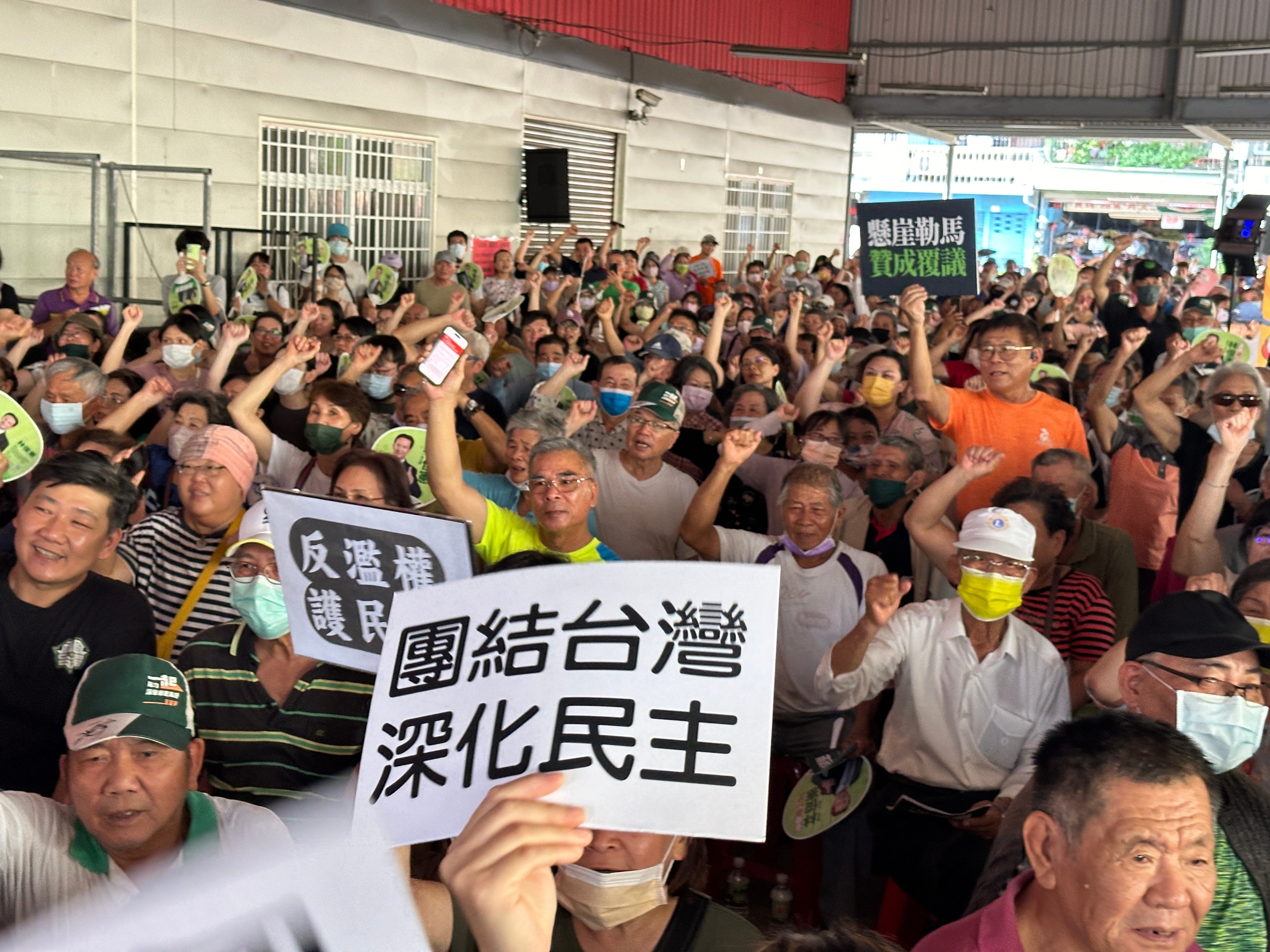 藍綠國會改革宣講周末台南對決,綠營陣勢浩大。辛啓松攝