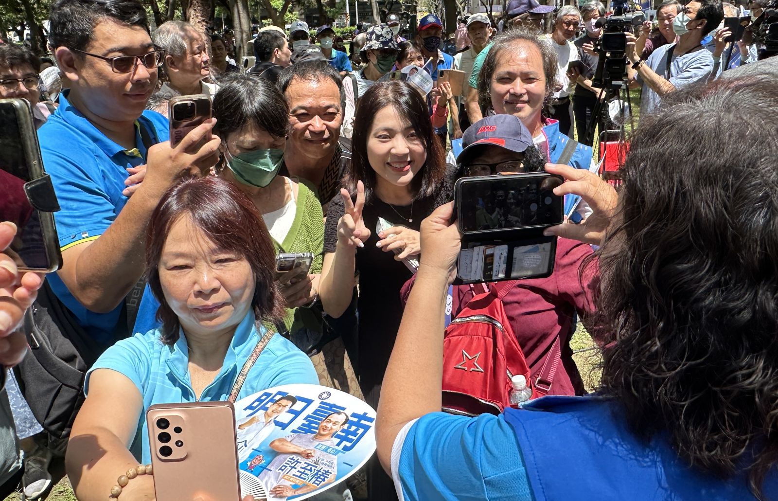 國民黨立委徐巧芯擁有超高人氣，頻被婆媽包圍。辛啓松攝