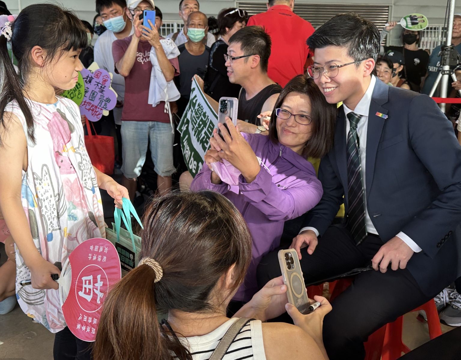 台北市議員苗博雅是綠營宣講群的人氣王，群眾爭相合影。辛啓松攝