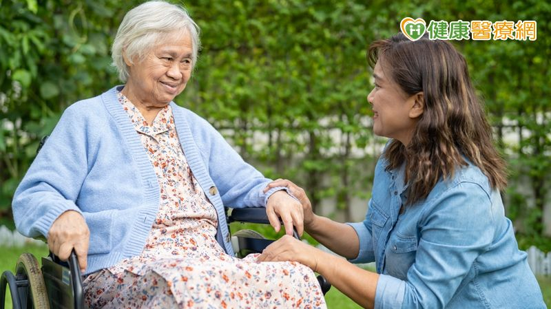 九旬嬤解便困難確診第二期直腸癌! 「術前優化」成功消除癌,樂享餘生