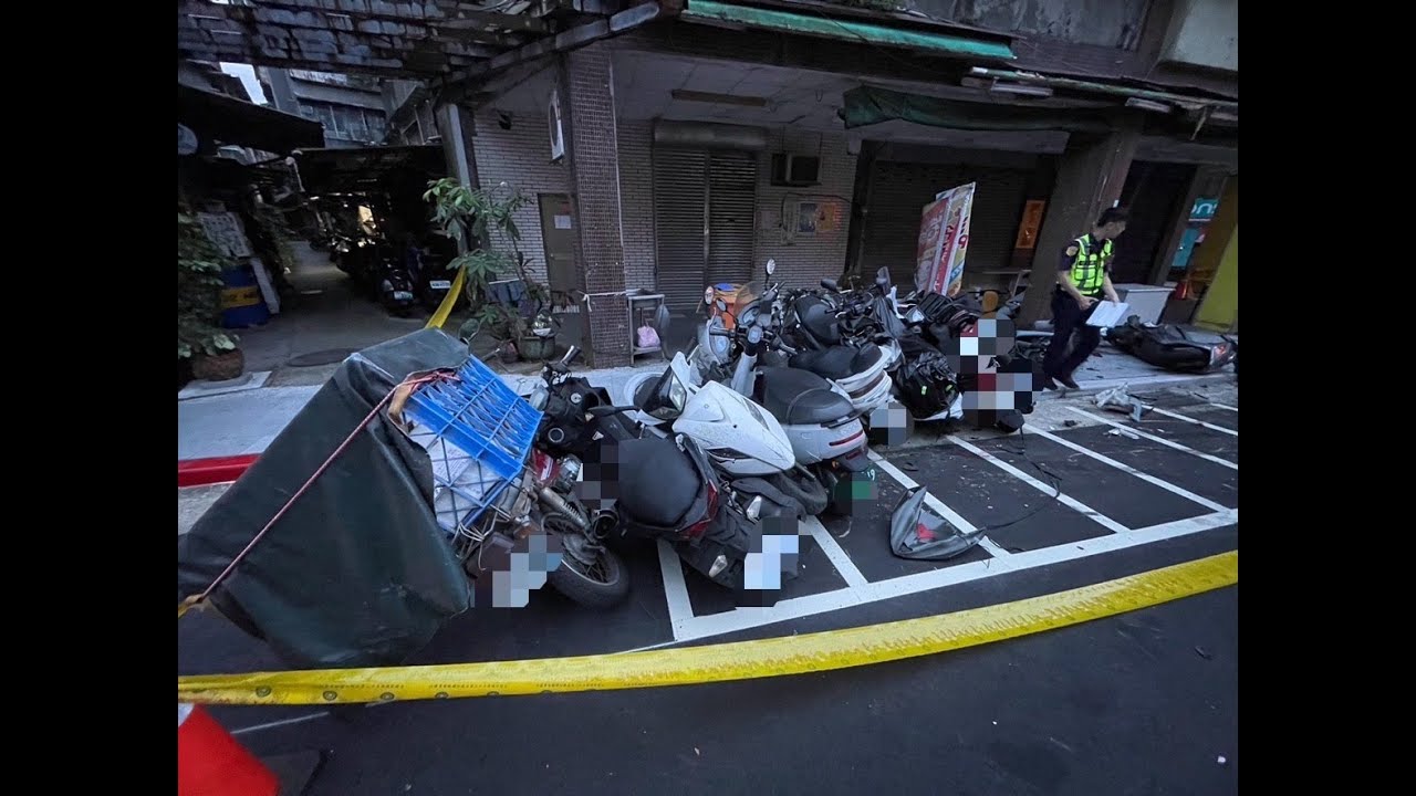 ▲楊姓男子清晨3時許連撞路旁停放16部機車後肇事逃逸。（翻攝畫面）