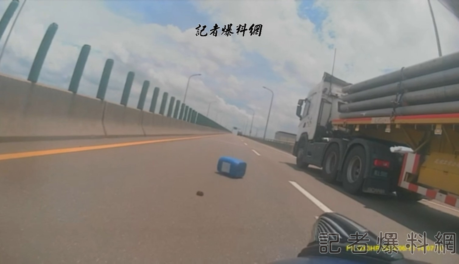 台61快速道路大型重機注意 掉落物導致摔車。記者爆料網
