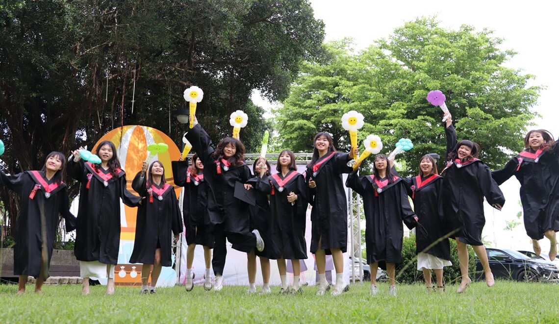 中華醫大1983位畢業生揮別校園 校長孫逸民期勉不斷的學習