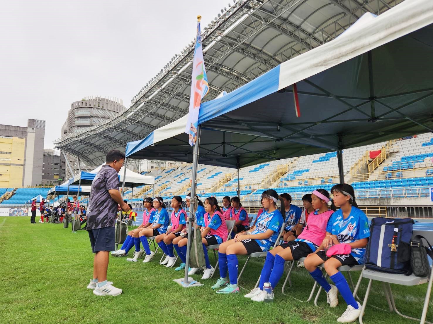 ▲彰化縣永靖國小女足勇奪國小世界盃亞軍，縣府表揚她們為彰化縣勇奪亞軍殊榮。（彰化縣政府提供）