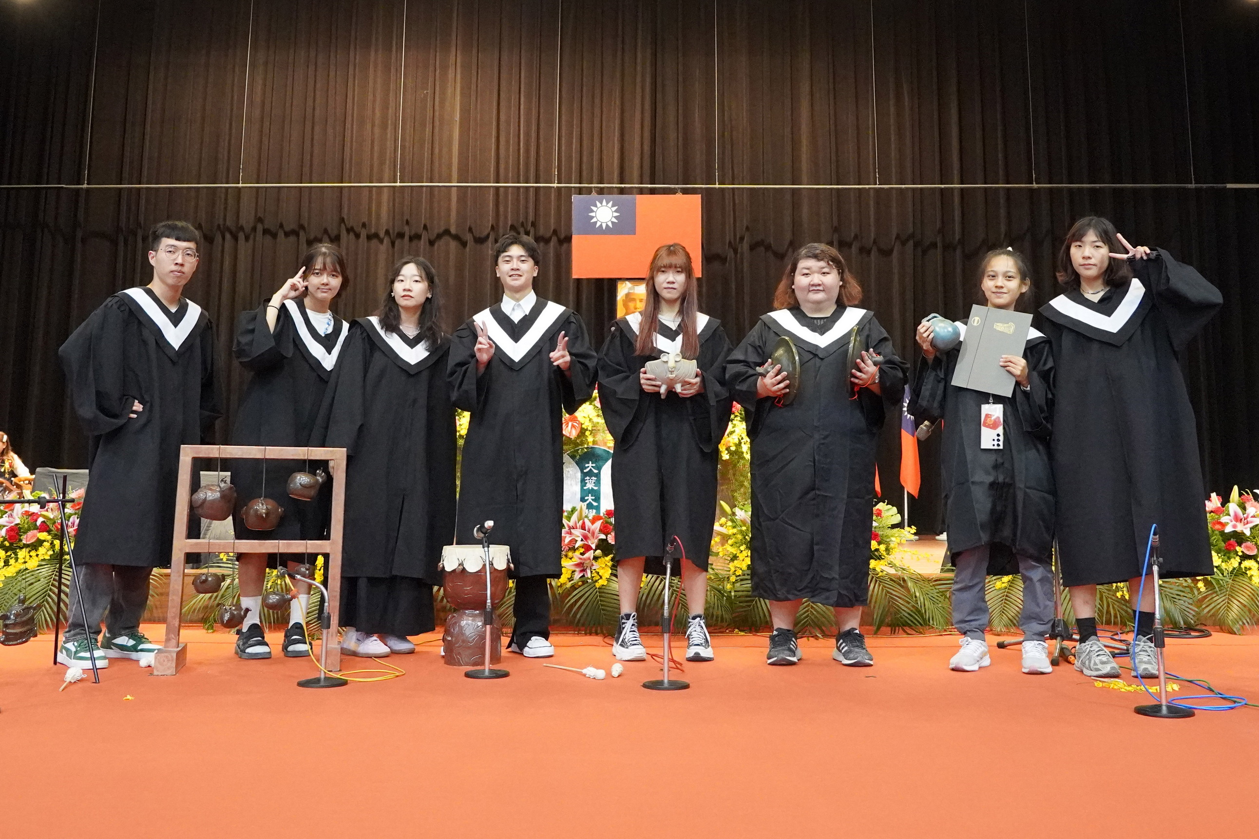 ▲大葉大學造藝系陶工房學生表演樂器送上祝福。(記者張溎壕攝)