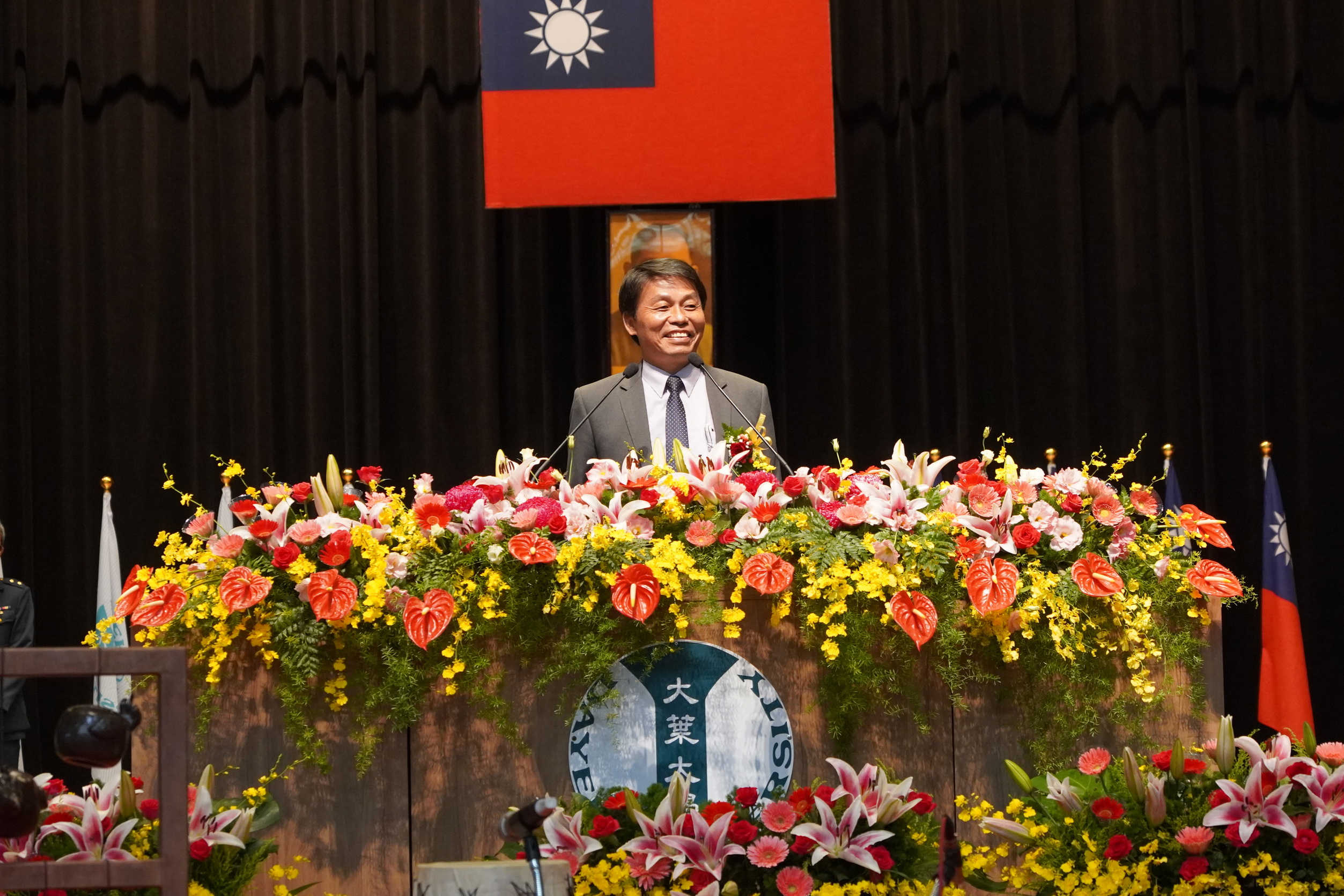 ▲大葉大學校友總會理事長徐炳欽歡迎學弟妹一起成長。（記者張溎壕攝）