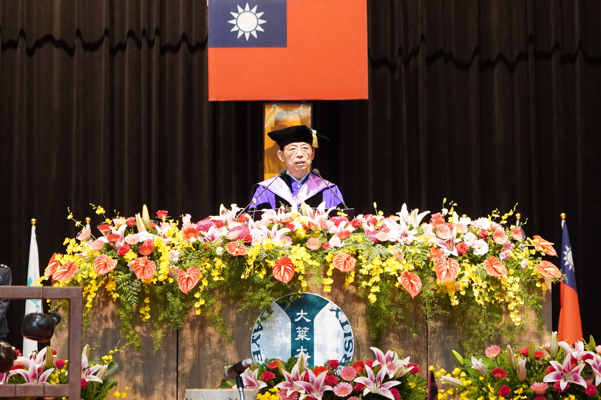 ▲大葉大學校長方文昌恭喜畢業生完成學業。（記者張溎壕攝）