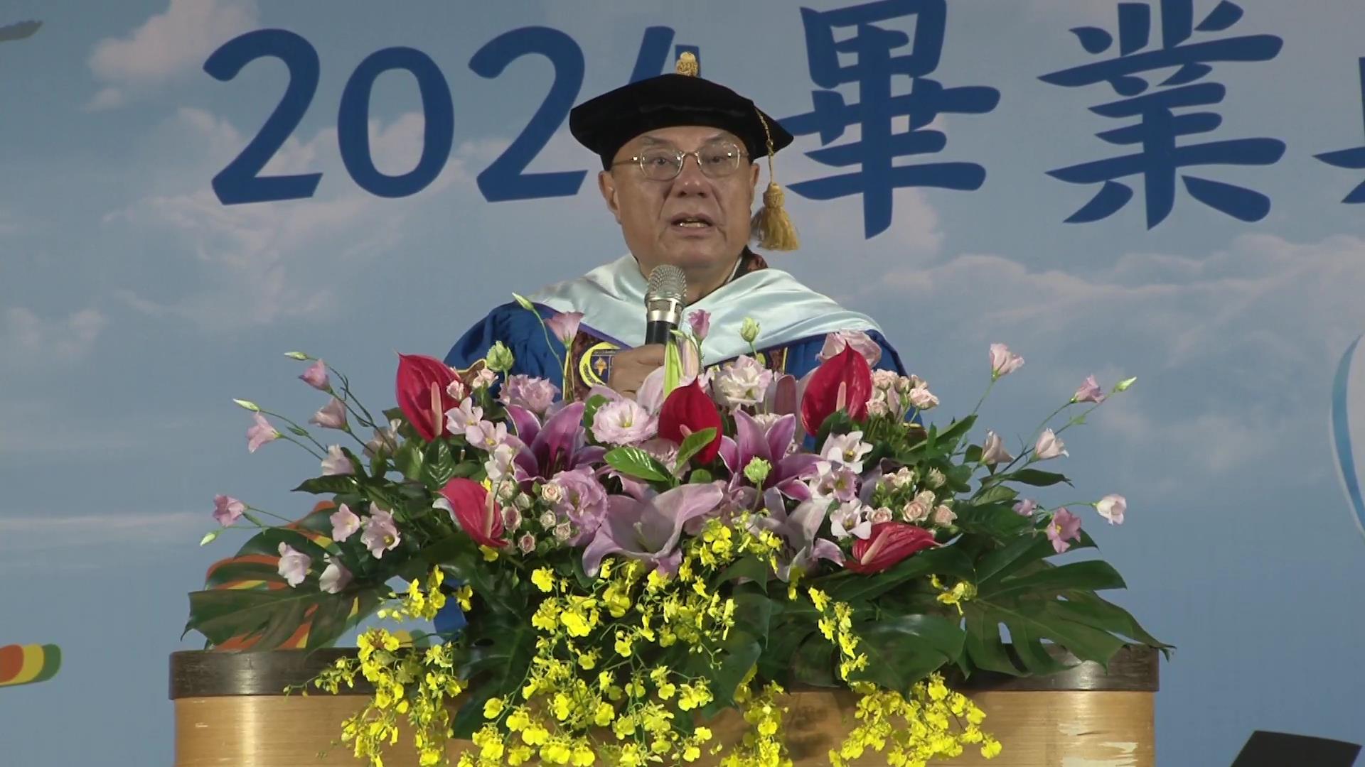 ▲校長江金山在致辭中表達了對995名畢業生的祝賀，並強調他們將成為未來社會的中流砥柱。（記者張溎壕攝）