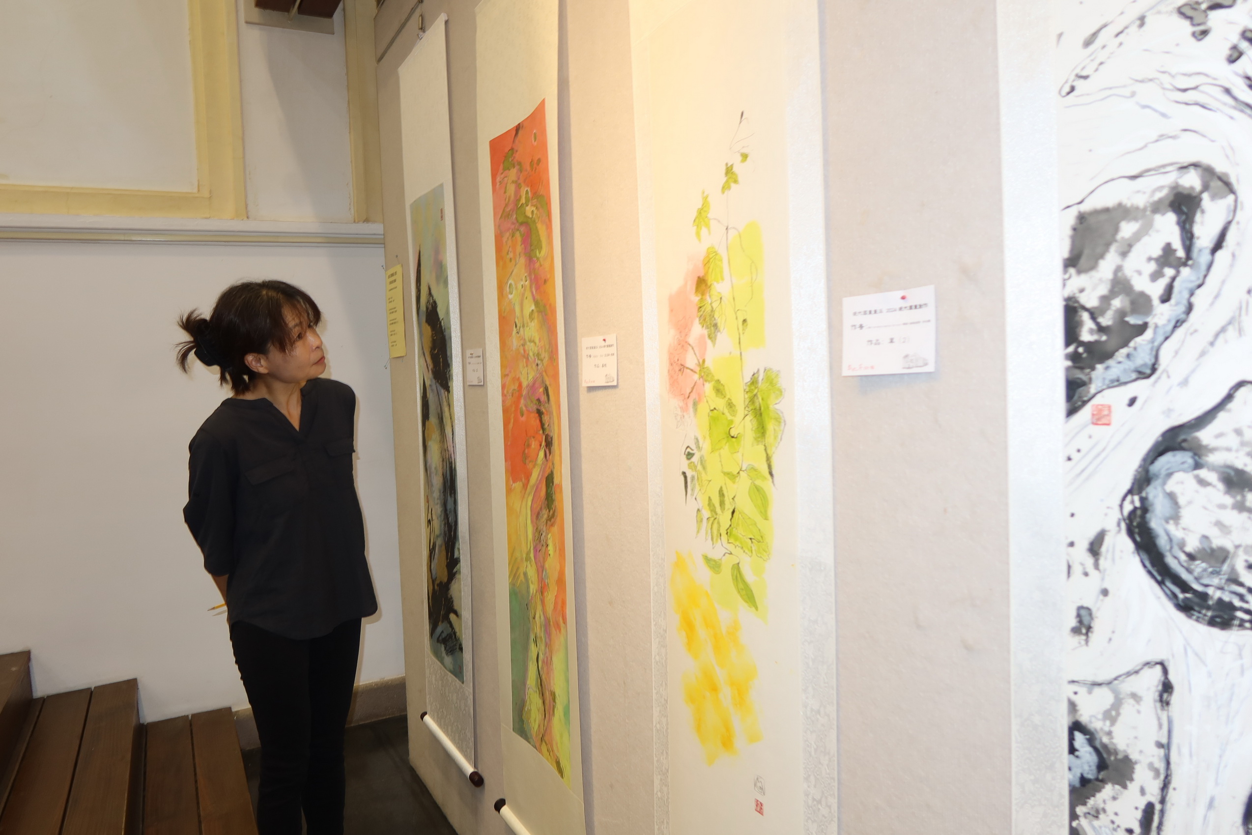 ▲彰化藝術館舉辦現代國畫創作展暨台法交流展集合台灣水墨畫界菁英,更有5位法國諾曼第區盧昂印象派發源地畫家的水墨作品一起參展。(記者張溎壕攝)