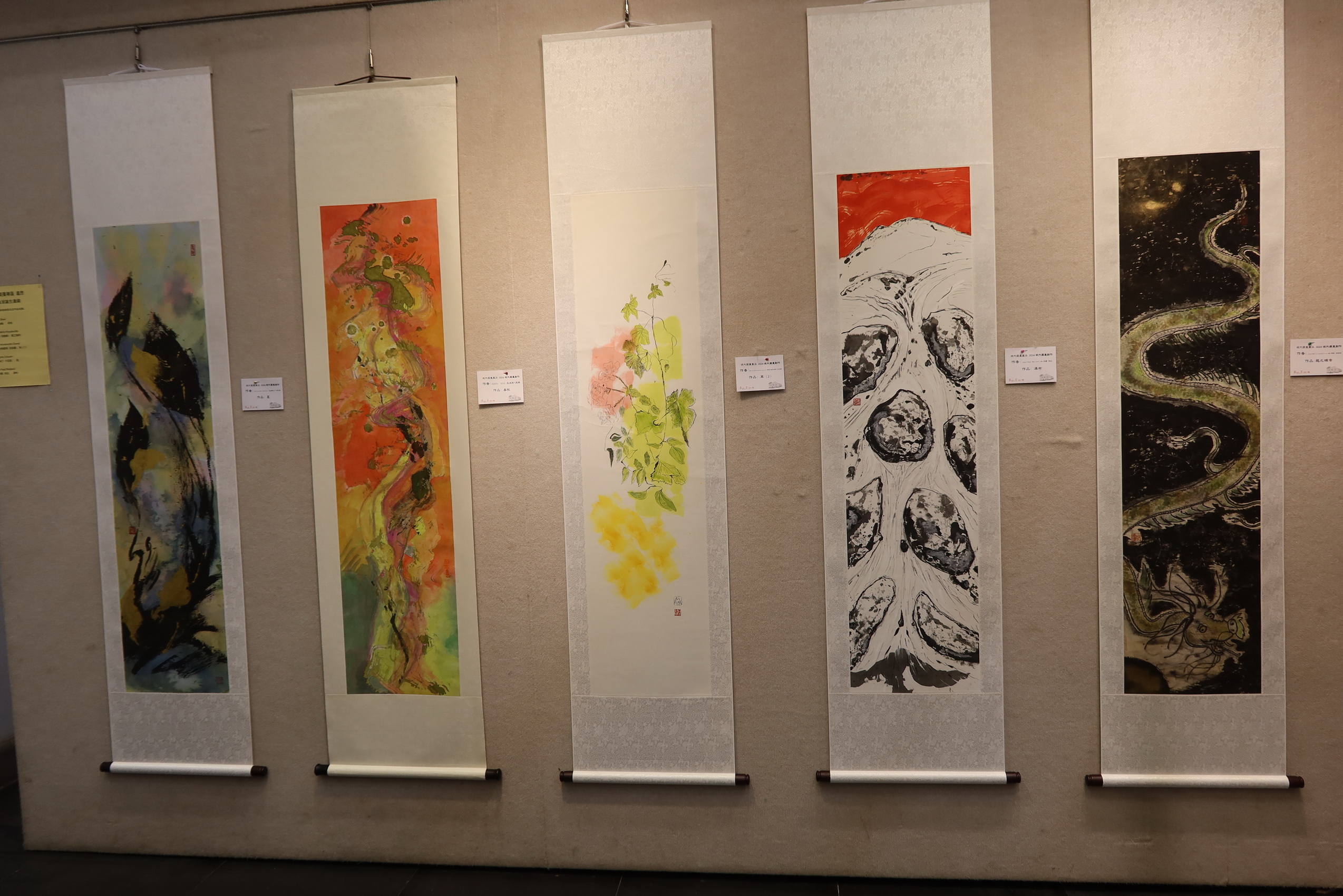 ▲彰化藝術館舉辦現代國畫創作展暨台法交流展集合台灣水墨畫界菁英，更有5位法國諾曼第區盧昂印象派發源地畫家的水墨作品一起參展。（記者張溎壕攝）