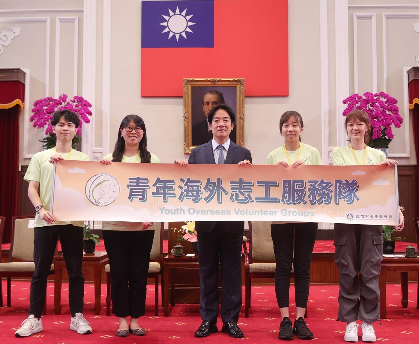 賴清德總統於6月14日下午接見「青年海外志工服務隊代表」,右二為慈濟代表杜嘉儀。