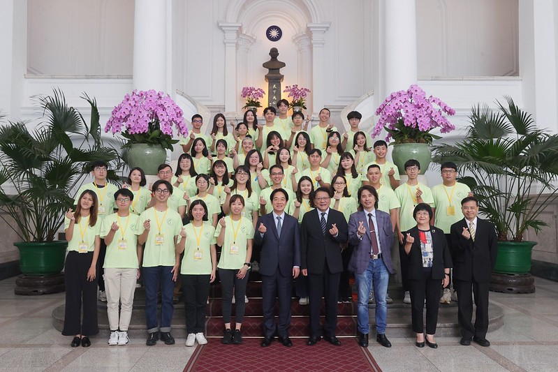 賴清德總統於6月14日下午接見「青年海外志工服務隊代表」,並與與會成員大合照。