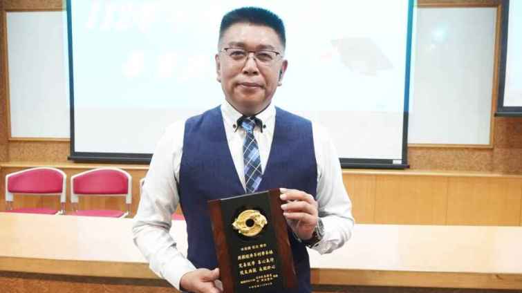 ▲傑出校友暨台灣發展研究院飛航部部長林盈慶認捐一幅畫作，捐款5萬元給美容系系辦，他希望每位畢業生都是建國科技大學未來的一座小山。（記者林明佑攝）