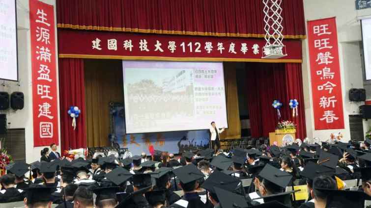 ▲建國科大今天特禮聘台師大聲樂組畢業生張祖望獻唱「驪歌」、「傳說」、「你鼓舞了我」三首名曲作為112學年度畢業典禮開場秀。（記者林明佑攝）