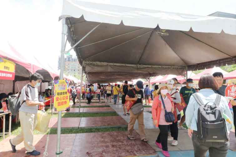 ▲由臺南在地美食小吃、小農市集、文創及弱勢團體義賣串成的「愛心公益區」及「美食區」等。（臺南市政府提供）