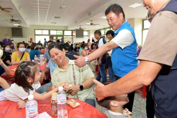 ▲苗栗縣113年度勞工親子皮雕手作體驗活動，縣長稱讚小朋友做得很棒。（苗栗縣政府提供）