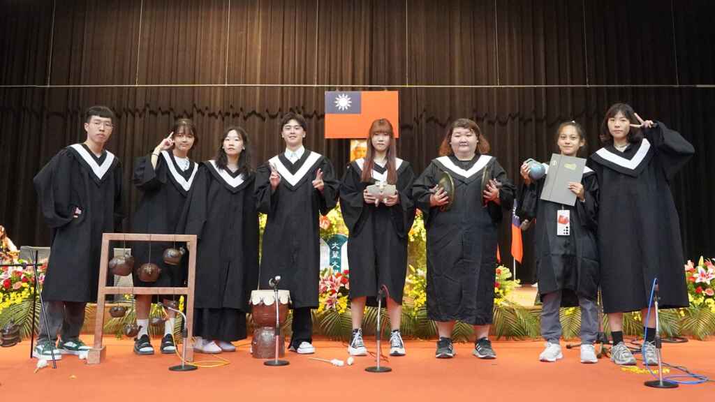 ▲大葉大學造藝系陶工房學生表演樂器送上祝福。(大葉大學提供)