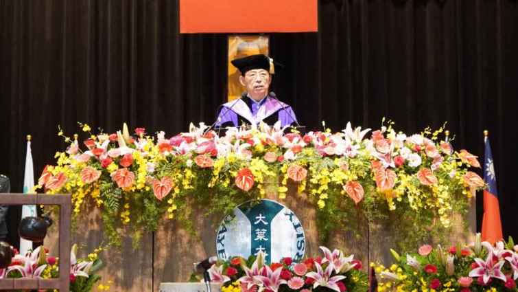 ▲大葉大學校長方文昌恭喜畢業生完成學業。（大葉大學提供）