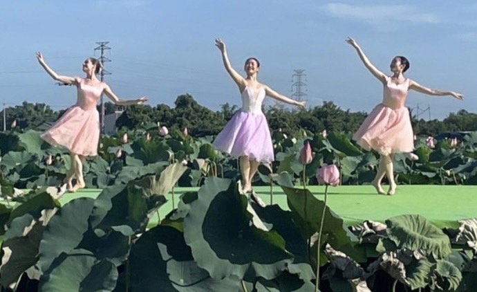 ▲台灣芭蕾舞團帶來蓮池芭蕾《蓮韻翩翩 — 綻放白河》，展演舞台就搭設於蓮花池水域中，以蓮池為景，天為幕，充分呈現地景劇場的特色，也讓觀看的民眾大飽眼福。（臺南市政府提供）