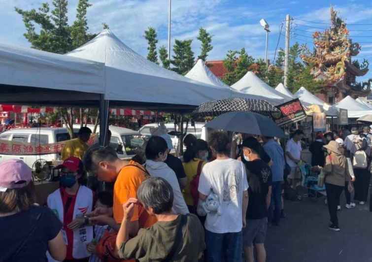 ▲「臺南農漁地景藝術節」現場有熱鬧的市集活動，讓民眾感受藝術饗宴之餘，也能採買地方農特產品。（臺南市政府提供）