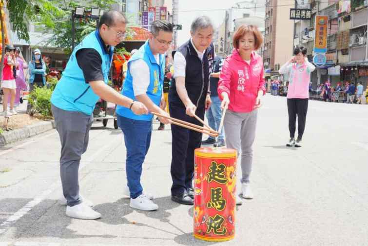 ▲副市長黃國榮與立委黃健豪、何欣純共同點燃起馬炮，宣告繞境活動正式展開。（台中市政府提供）