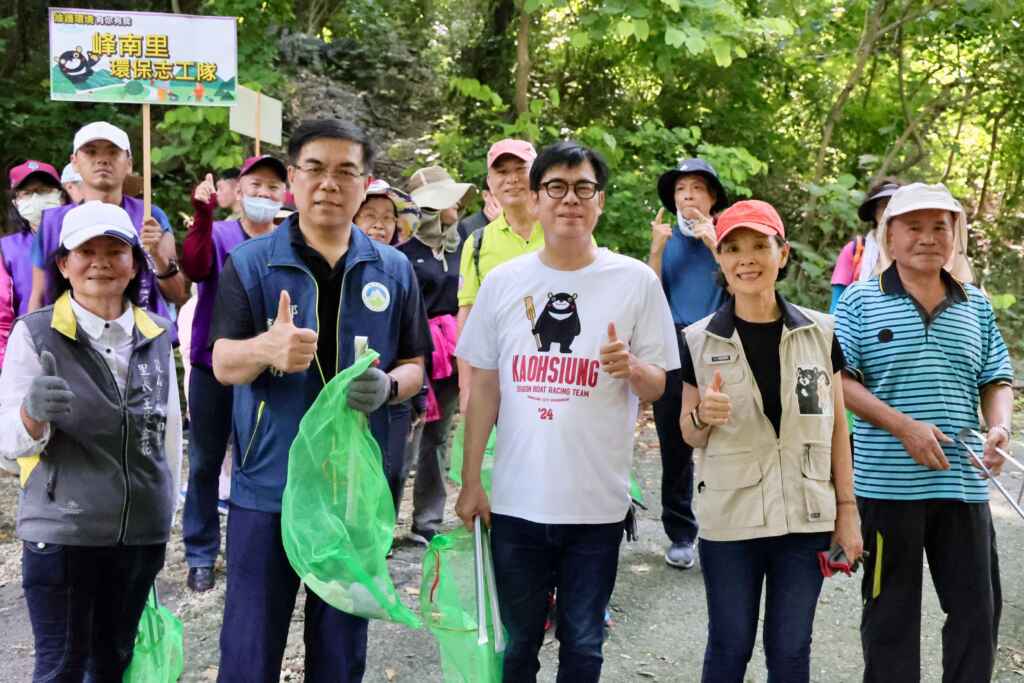 ▲高雄市長陳其邁與環境部長彭啓明帶領大批環保志工及民眾一起淨山、健行，共同打造永續山林環境。（高雄市政府提供）
