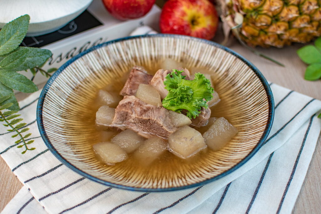 排骨與清甜多汁的梨子一起燉煮,使湯頭清甜爽口的「梨子燉排骨」。(圖 將捷金鬱金香酒店 提供)