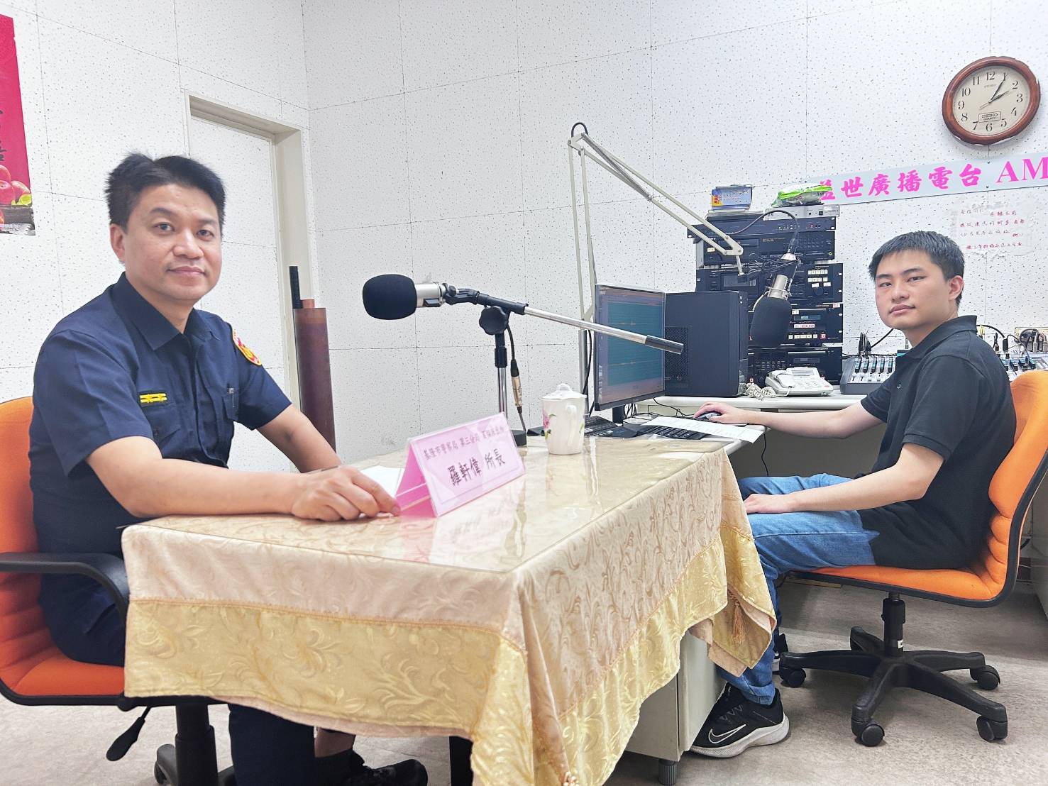 百福所長羅軒偉接受電台專訪提醒暑期學生打工防詐原則。(記者薛秀蓮翻攝)