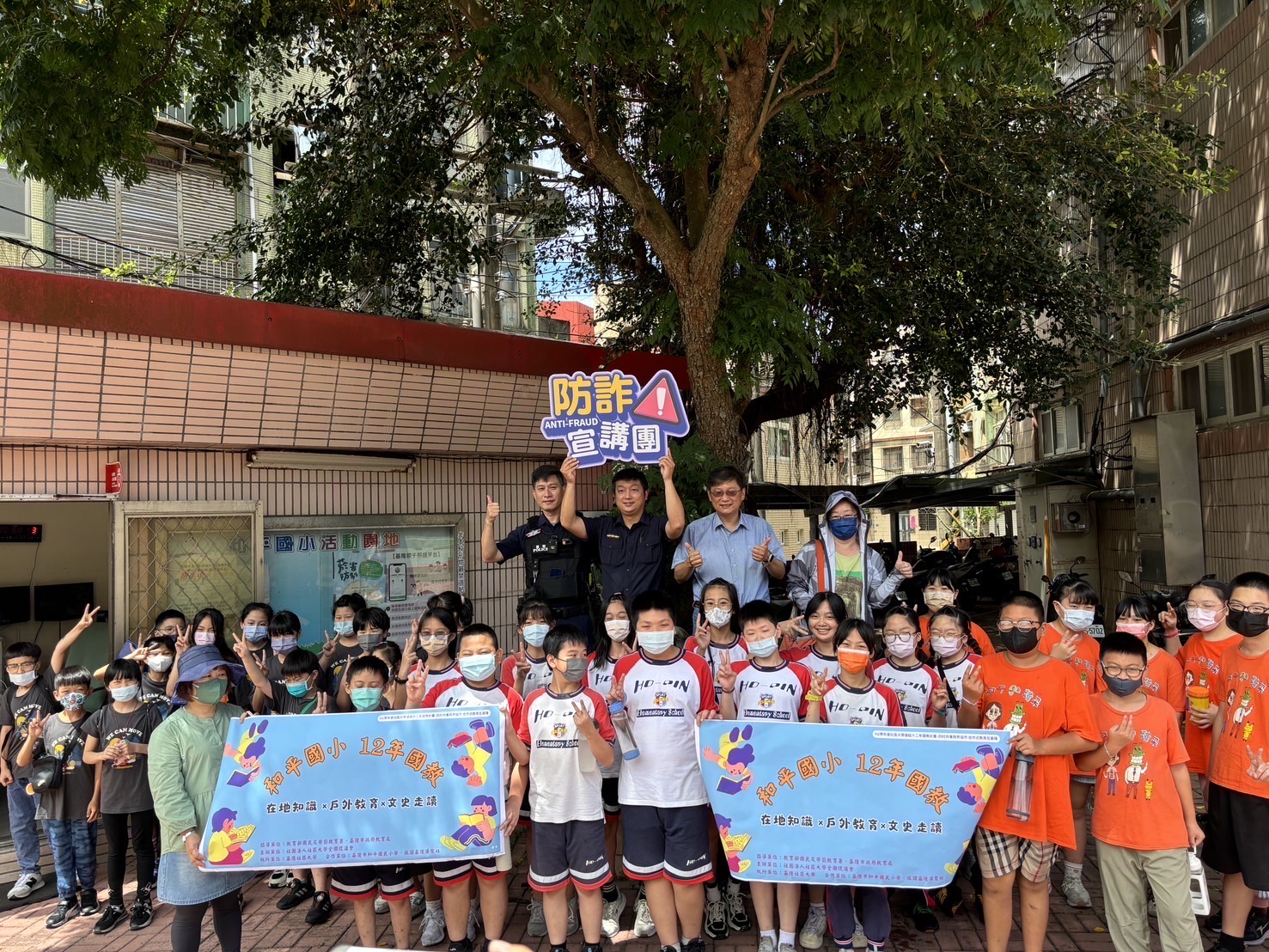 和一路派出所所長陳志峰進行反詐及犯罪預防宣導。(記者薛秀蓮翻攝)