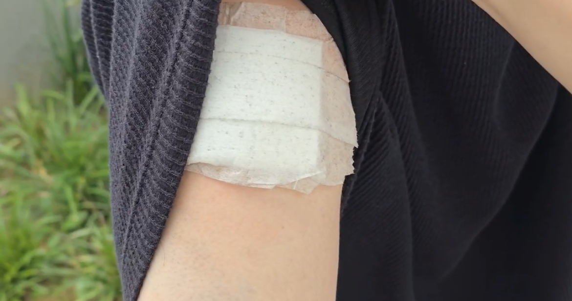 康男遭刺傷右臂。（記者徐煜勝翻攝）