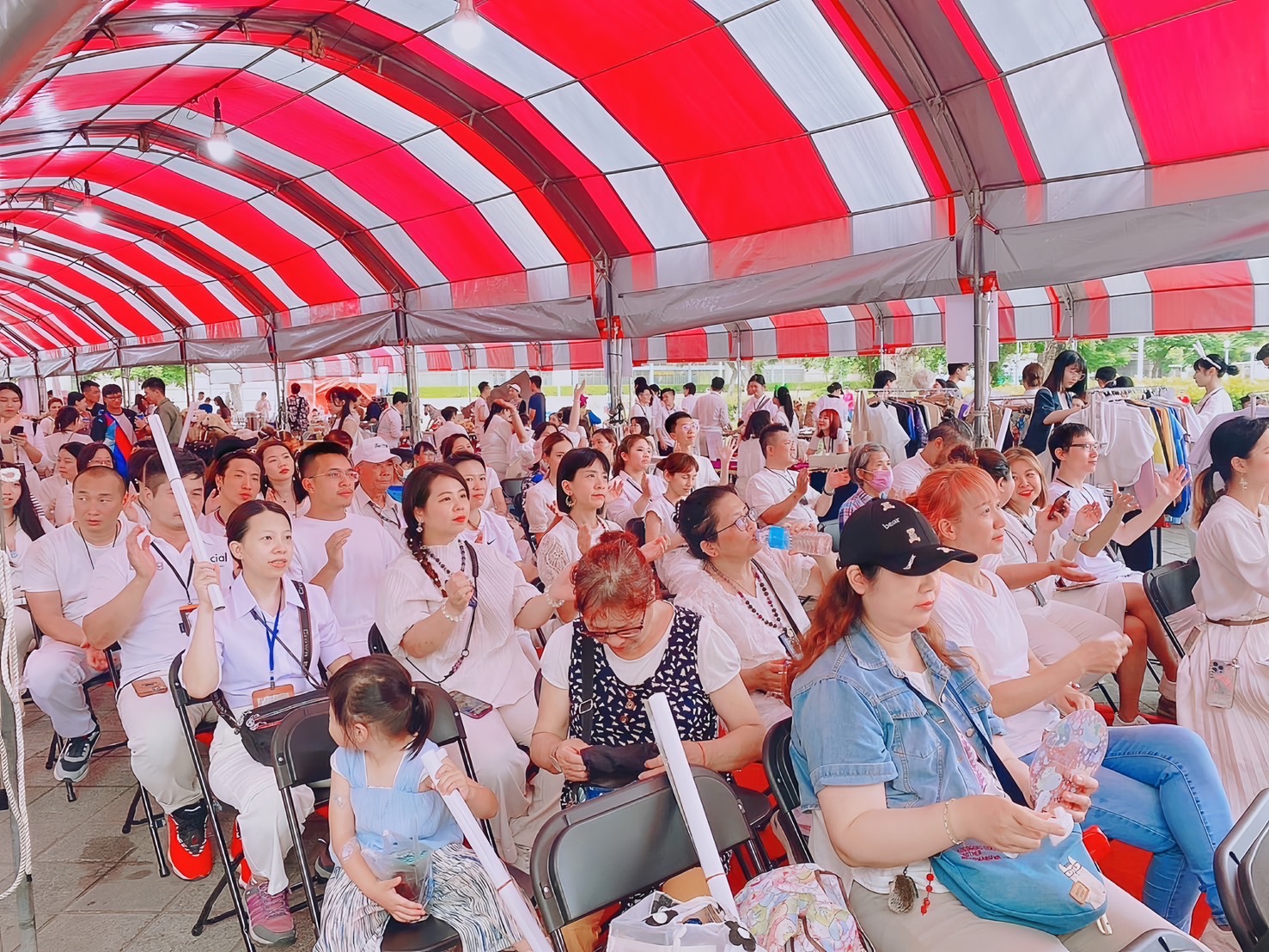 活動現場民眾帶著毛孩前來圓山花博體驗,聽聽寵物的心聲,和毛小孩共度快樂精彩的一天。(圖/世界寵物基金會提供)