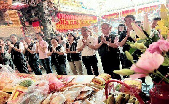 獻狀元糕祝高分上榜！中市觀旅局攜手糕餅公會  辦「魁星糕照」為考生祈福